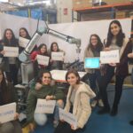 Las alumnas del Programa STEM Talent Girl participan en un taller de programación de Robótica colaborativa en Sinterpack